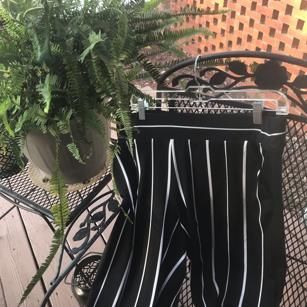 ☀️☀️New listing☀️☀️Blk striped palazzo pants